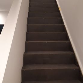 Treppe mit massivem Geländer